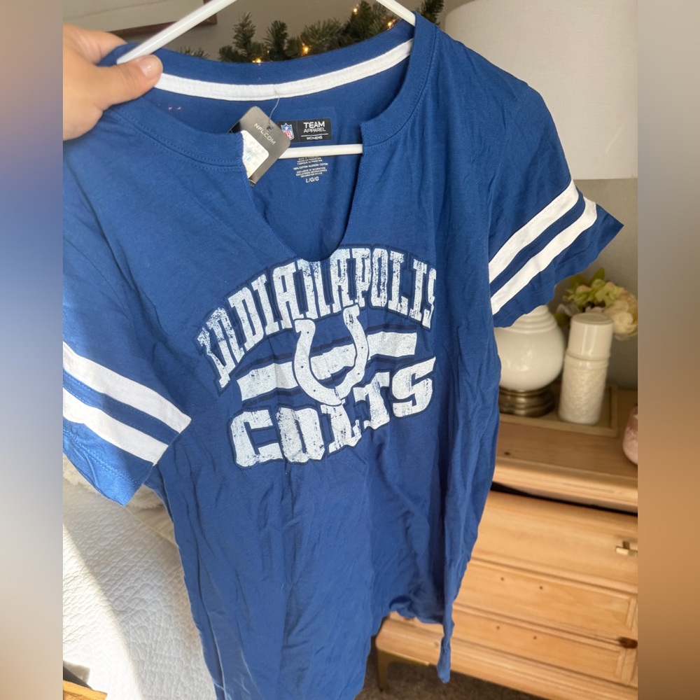 NWT Women’s Indianapolis Colts fitted V neck Tshirt